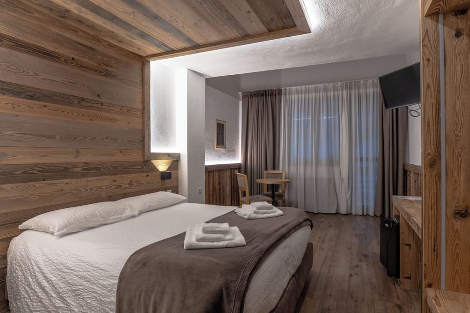 Family Room, Balcony, Valley View | In-room safe, WiFi (free)