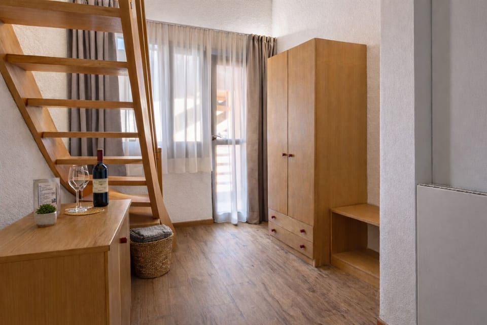 Classic Room, Balcony | Living area