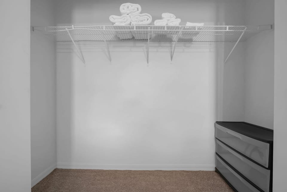 House | 2 bedrooms, desk