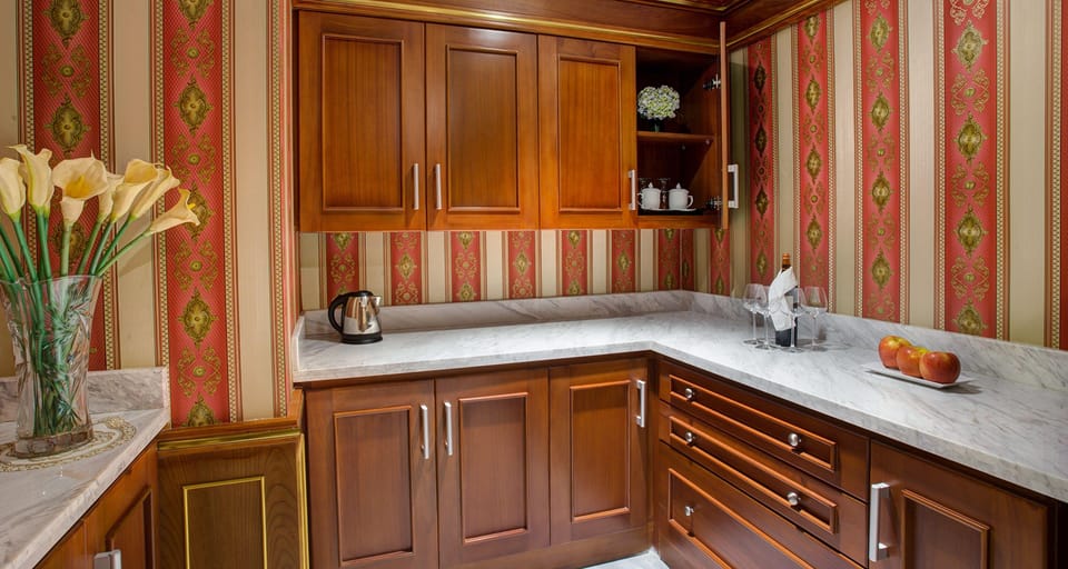 Presidential Room | Minibar, in-room safe, desk, blackout drapes