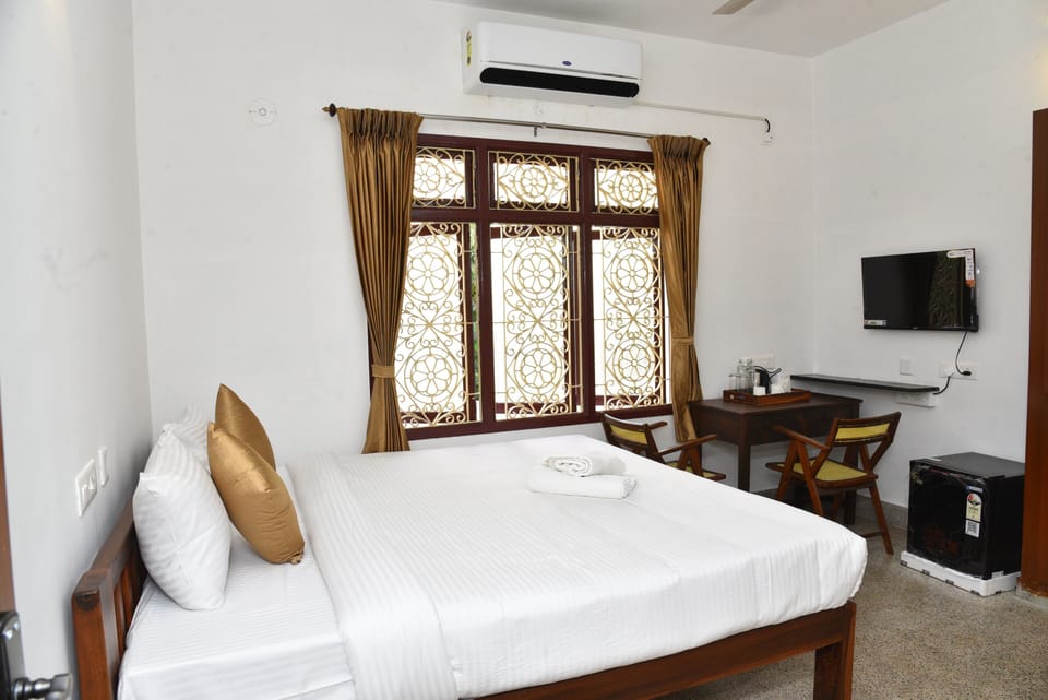 Luxury Room | Desk, laptop workspace, free WiFi