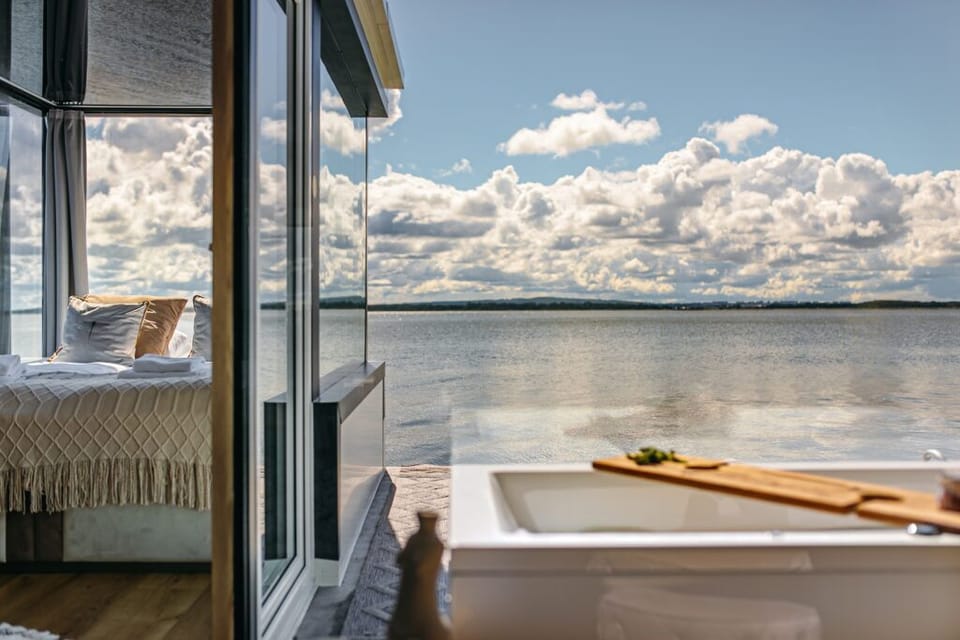 Deluxe Townhome, 2 Bedrooms, Jetted Tub, Lake View | Free WiFi, bed sheets
