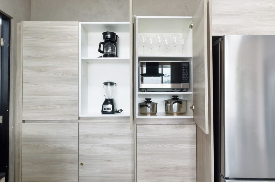 Premium Suite | Private kitchen | Full-size fridge, microwave, oven, blender