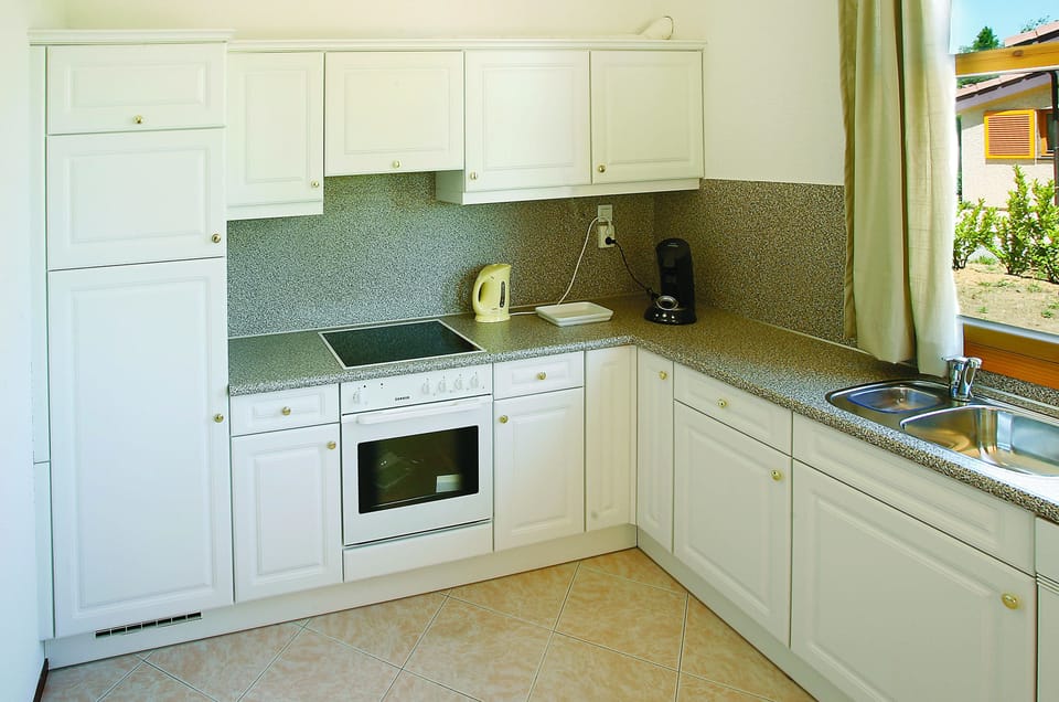 Stovetop, dishwasher, coffee/tea maker, electric kettle