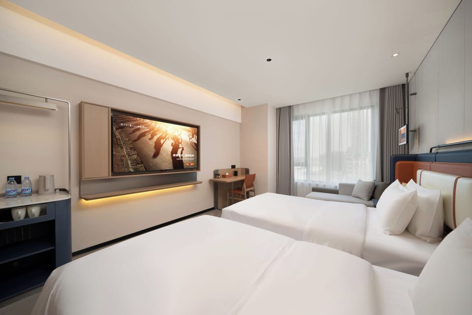 Superior Twin Room, Private Bathroom, City View | Soundproofing, iron/ironing board (on request), WiFi (free)