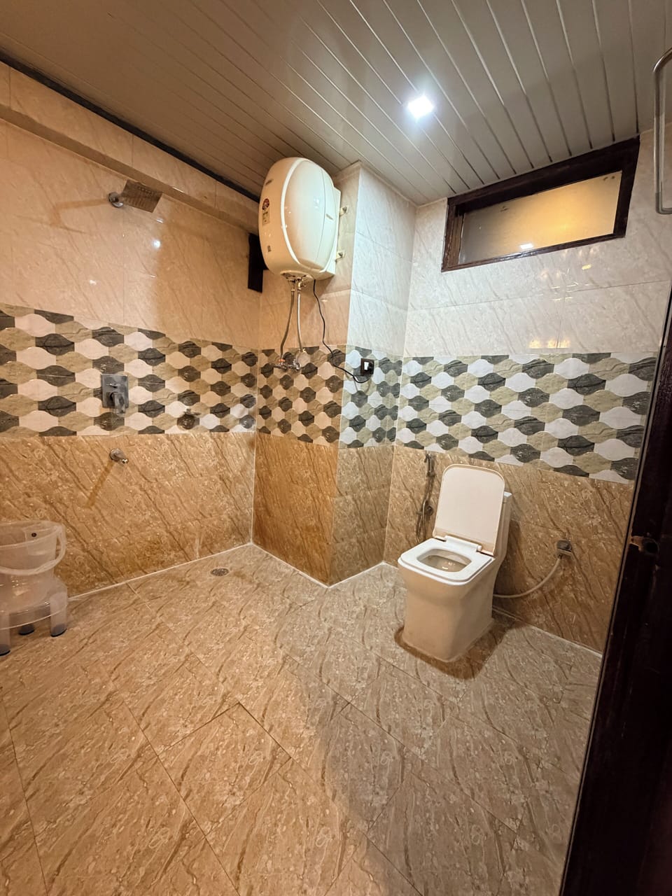 Deluxe Room | Bathroom | Free toiletries, towels, soap, shampoo