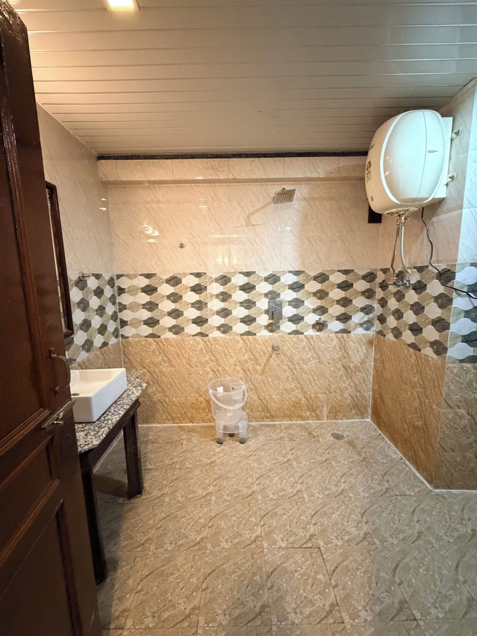 Deluxe Room | Bathroom | Free toiletries, towels, soap, shampoo