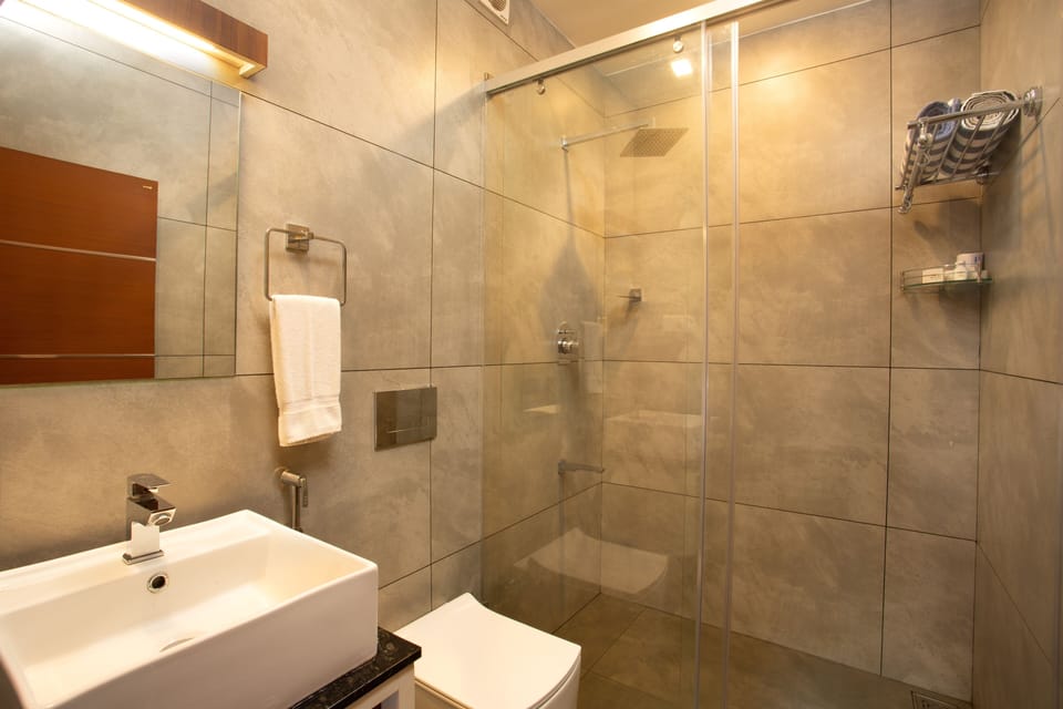 Superior Room | Bathroom | Shower, free toiletries, towels