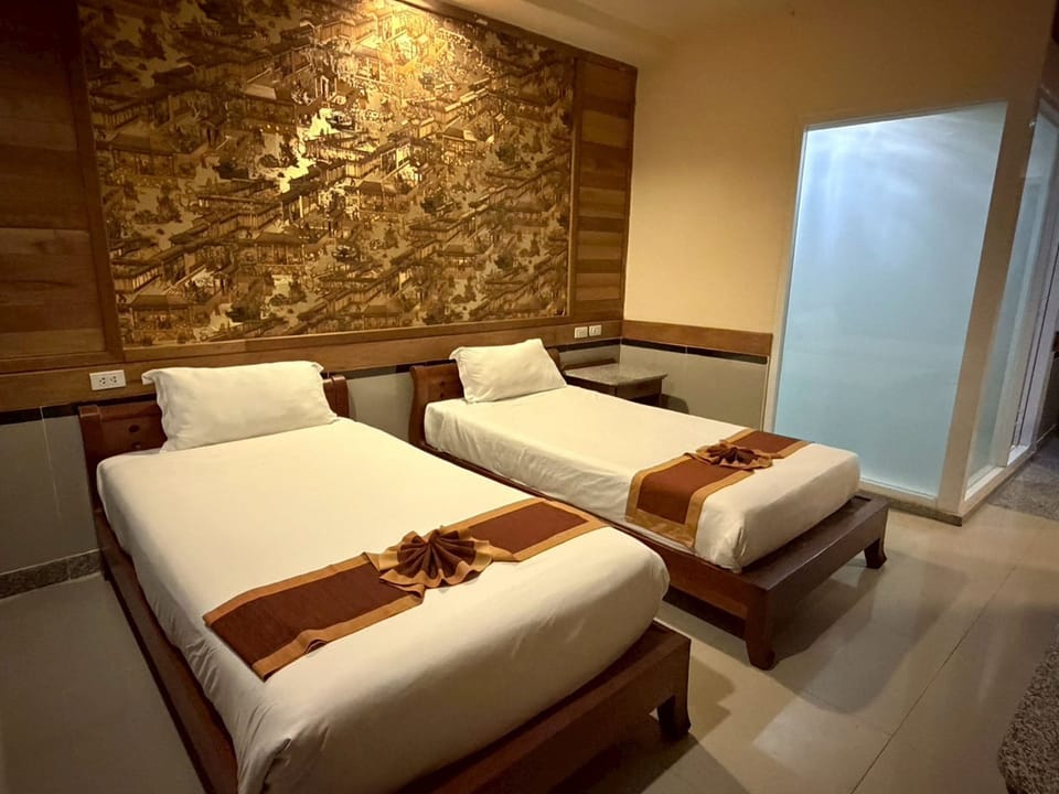Standard Twin Room | Desk, WiFi (free), bed sheets