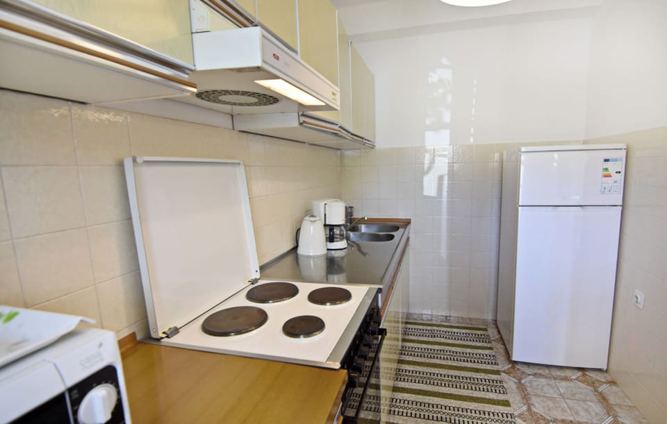 Apartment, 3 Bedrooms, Balcony, Garden View | Interior