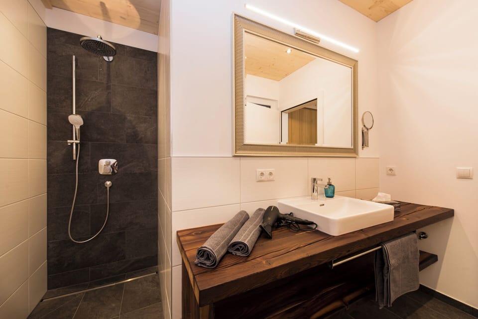 Deluxe Apartment, 2 Bedrooms, Kitchen | Bathroom | Shower, hair dryer, towels, soap