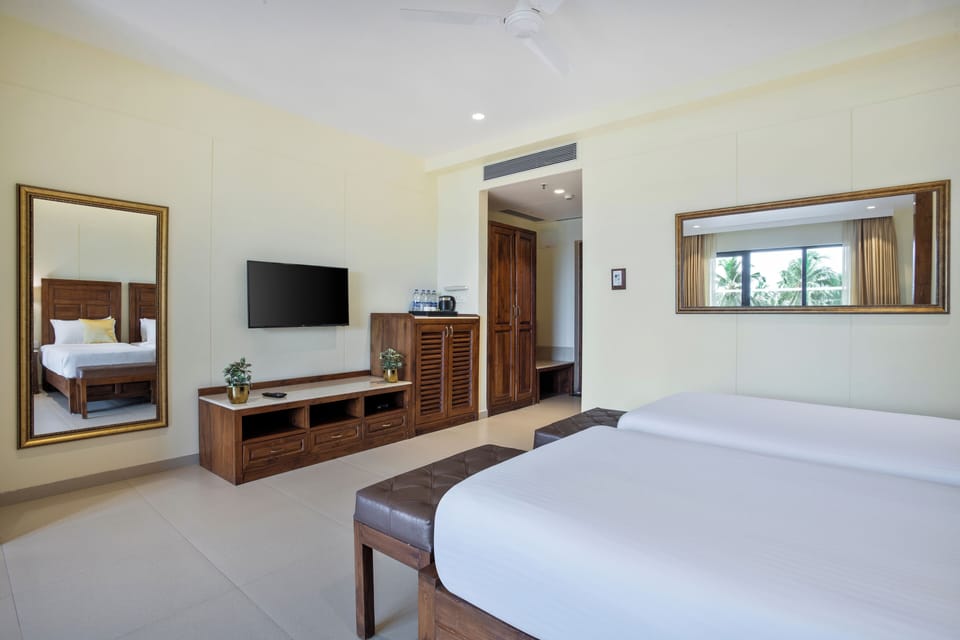 Premium bedding, in-room safe, blackout drapes, soundproofing