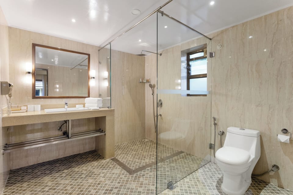 Executive Suite First Floor | Bathroom | Free toiletries, hair dryer, slippers, towels