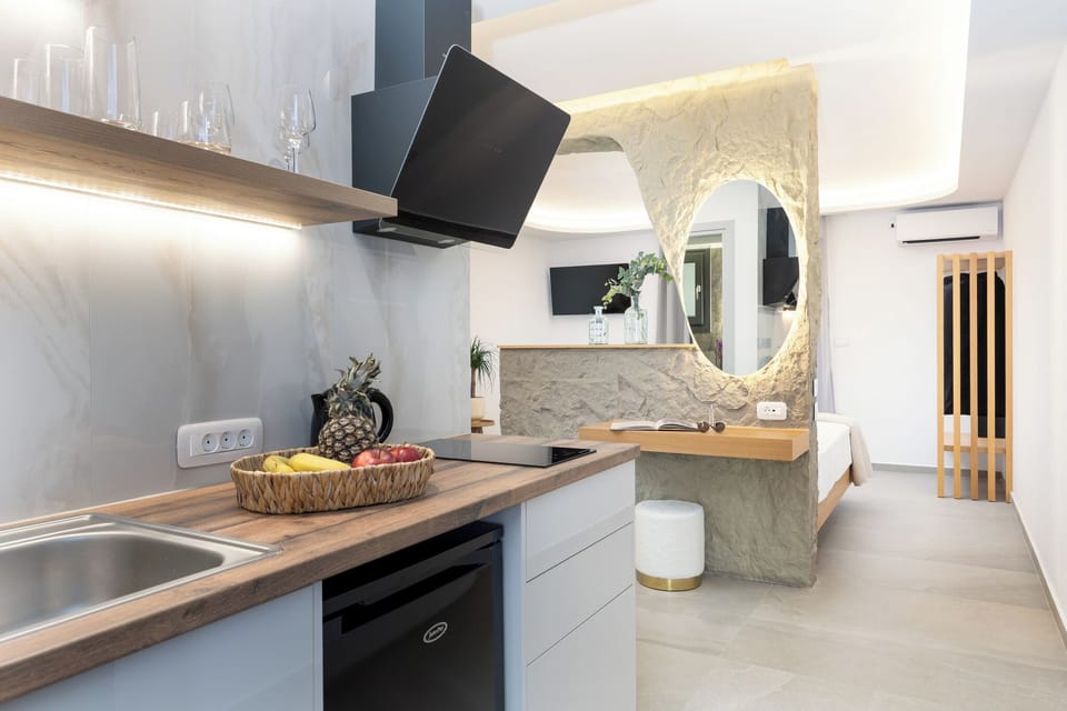 Deluxe Studio Suite, Partial Sea View | Private kitchen | Fridge, stovetop, electric kettle, cookware/dishes/utensils