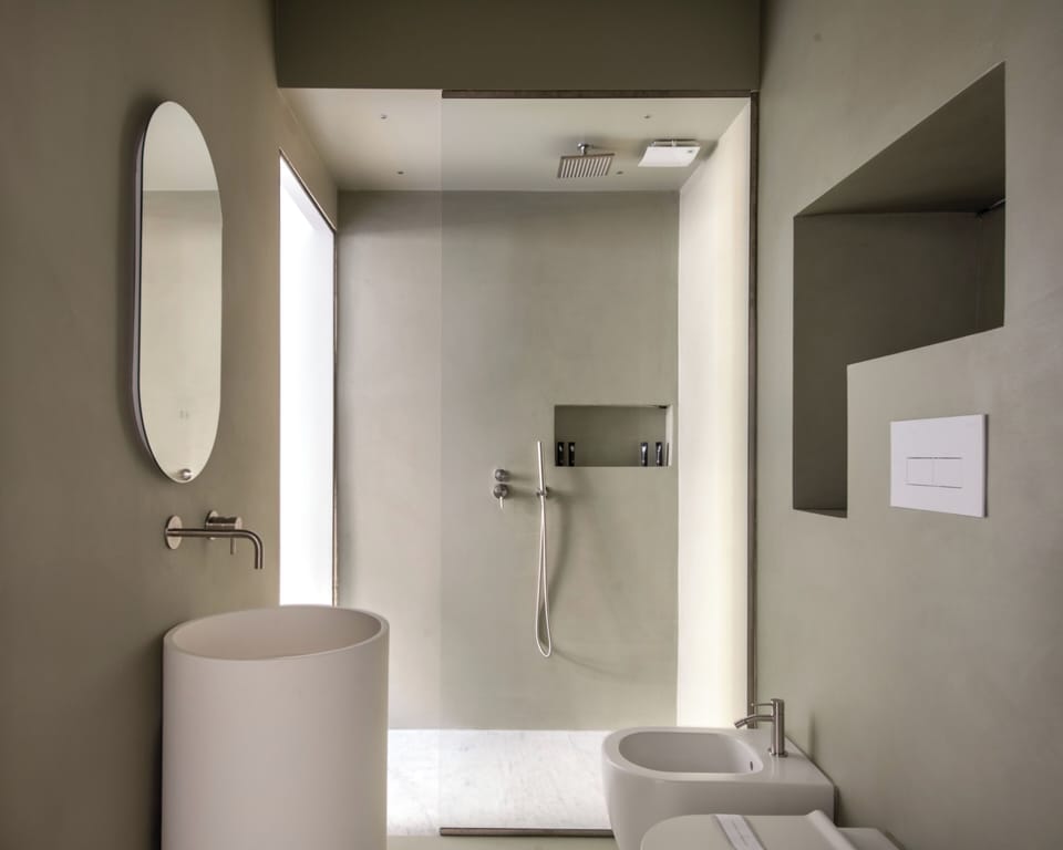 Deluxe Room | Bathroom | Shower, hair dryer, towels, soap
