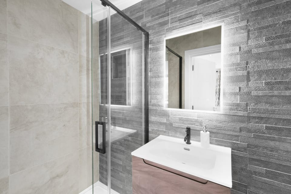 Family House | Bathroom | Free toiletries, hair dryer, towels, soap