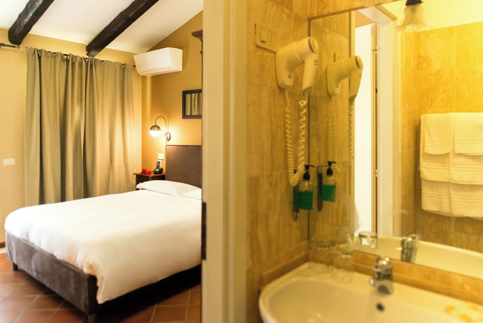 Classic Double Room | In-room safe, blackout drapes, free WiFi