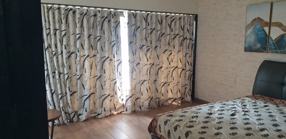 Royal Cottage | In-room safe, blackout drapes, iron/ironing board, free WiFi
