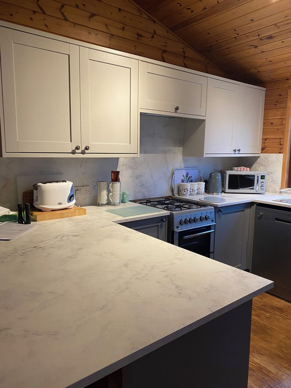 Cabin, 2 Bedrooms | Private kitchen | Fridge, microwave, coffee/tea maker, electric kettle