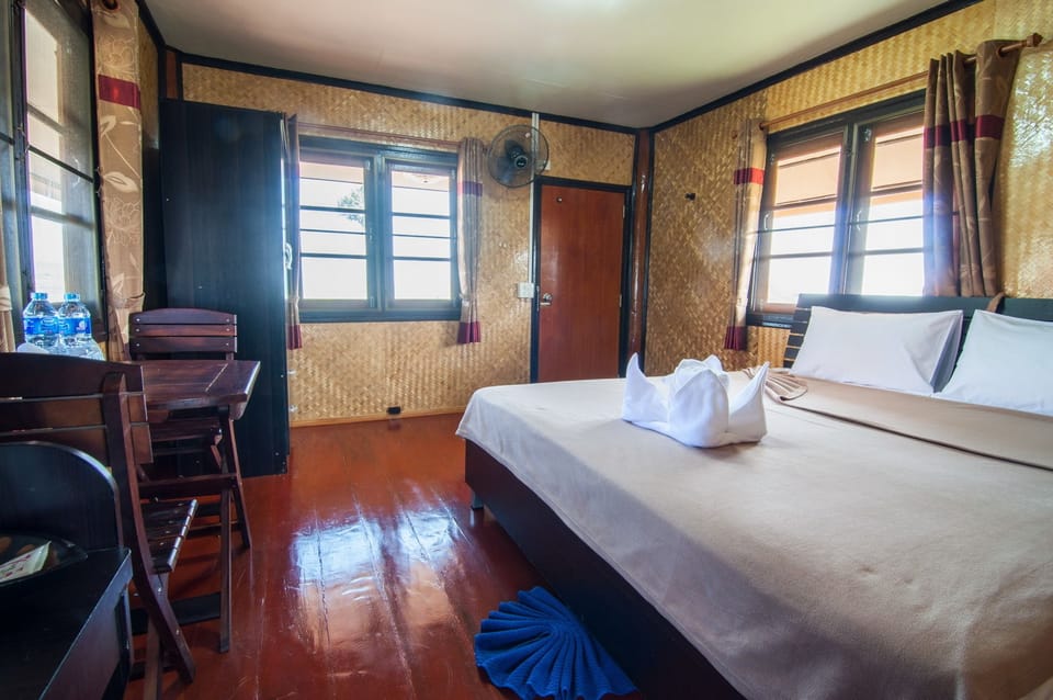 Fan Bungalow | Free WiFi, bed sheets
