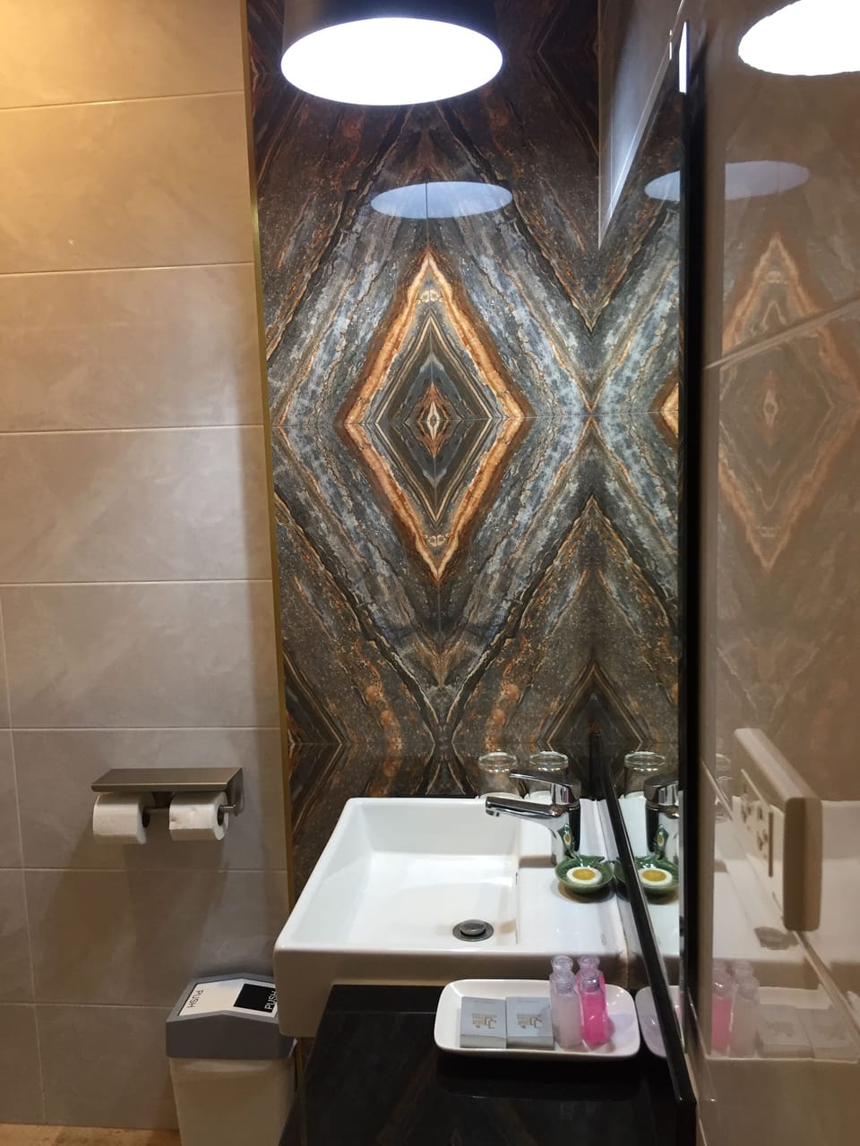 Deluxe Suite, 1 Double Bed | Bathroom | Shower, free toiletries, towels