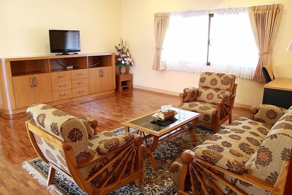 Deluxe Suite, 1 Double Bed | Living room