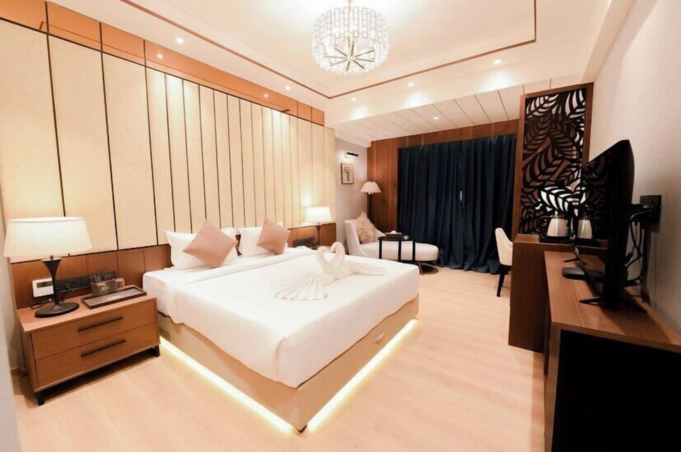 Premium bedding, down comforters, pillowtop beds, minibar (free items)