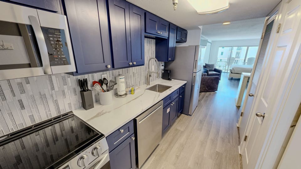 Condo, 1 Bedroom | Private kitchen | Fridge, oven, coffee/tea maker, toaster