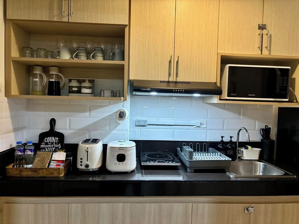 Economy Apartment | Private kitchen | Fridge, microwave, cookware/dishes/utensils