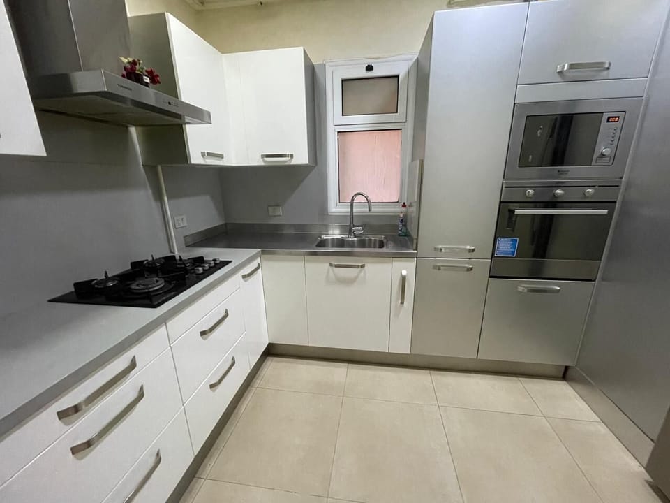 Full-size fridge, microwave, oven, stovetop