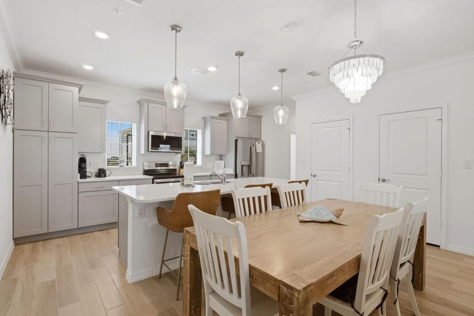 House, 1 King Bed with Sofa bed (Light House at Lost Key Villas) | Dining