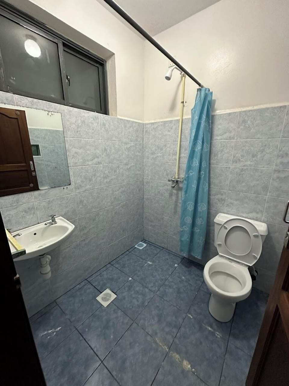 Deluxe Double Room | Bathroom | Shower, slippers, towels, soap