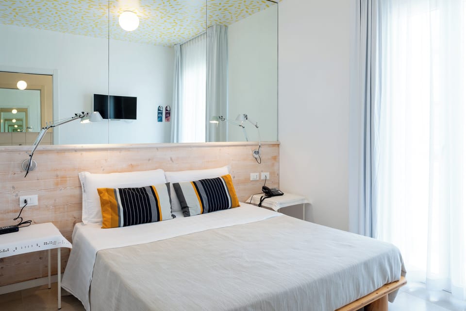 Double Room, Balcony | Minibar, in-room safe, WiFi (free)