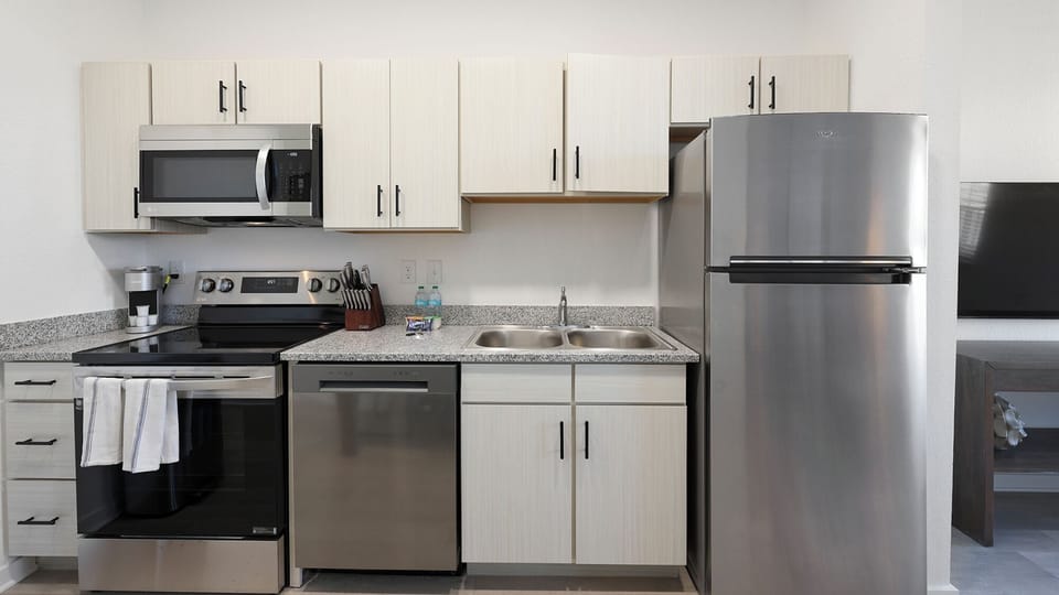 Apartment (2 Bedrooms) | Private kitchen | Fridge, microwave, oven, stovetop