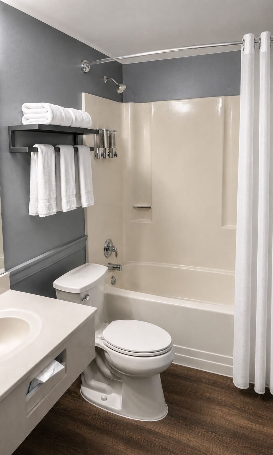 Combined shower/tub, towels