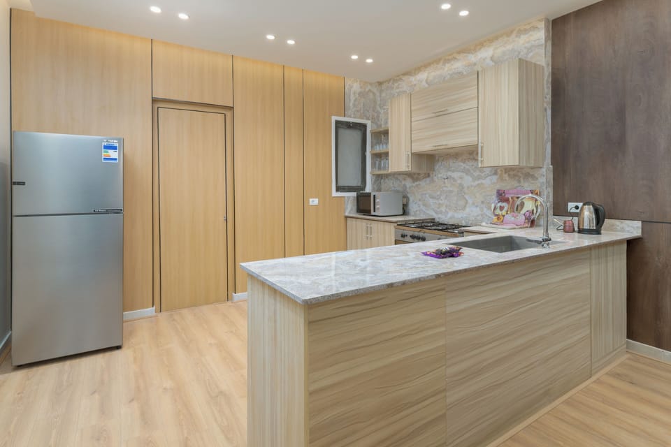 Full-size fridge, microwave, oven, stovetop