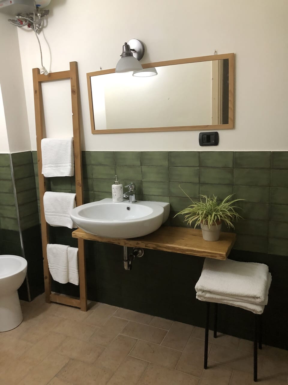 Triple Room | Bathroom | Shower, free toiletries, hair dryer, bidet