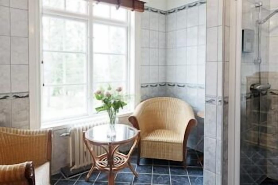 Luxury Suite | Bathroom | Shower, free toiletries, hair dryer, bathrobes