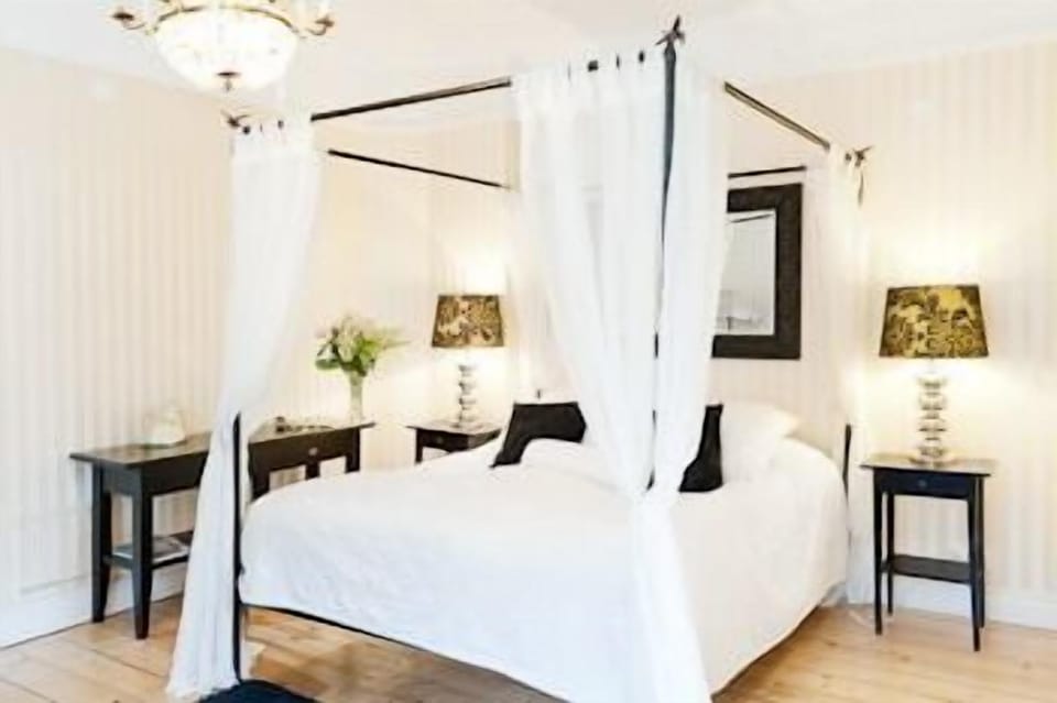 In-room safe, desk, laptop workspace, iron/ironing board (on request)