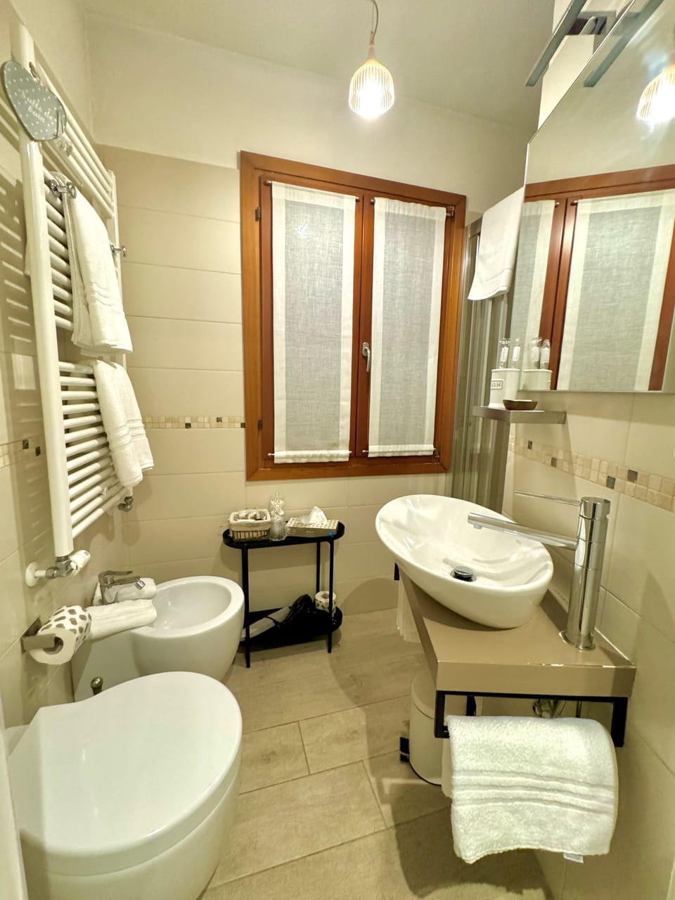 Deluxe Double Room | Bathroom | Shower, rainfall showerhead, free toiletries, hair dryer
