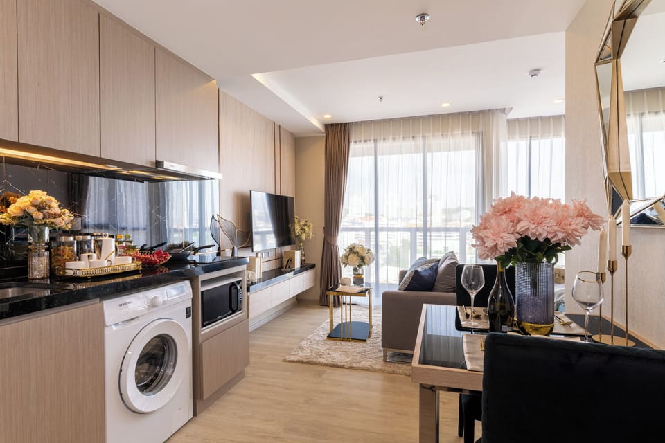 Deluxe Room, 1 King Bed, City View | Interior