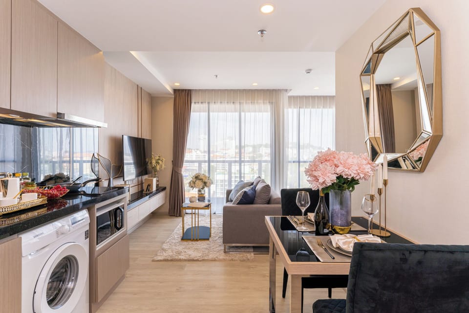 Deluxe Room, 1 King Bed, City View | Interior
