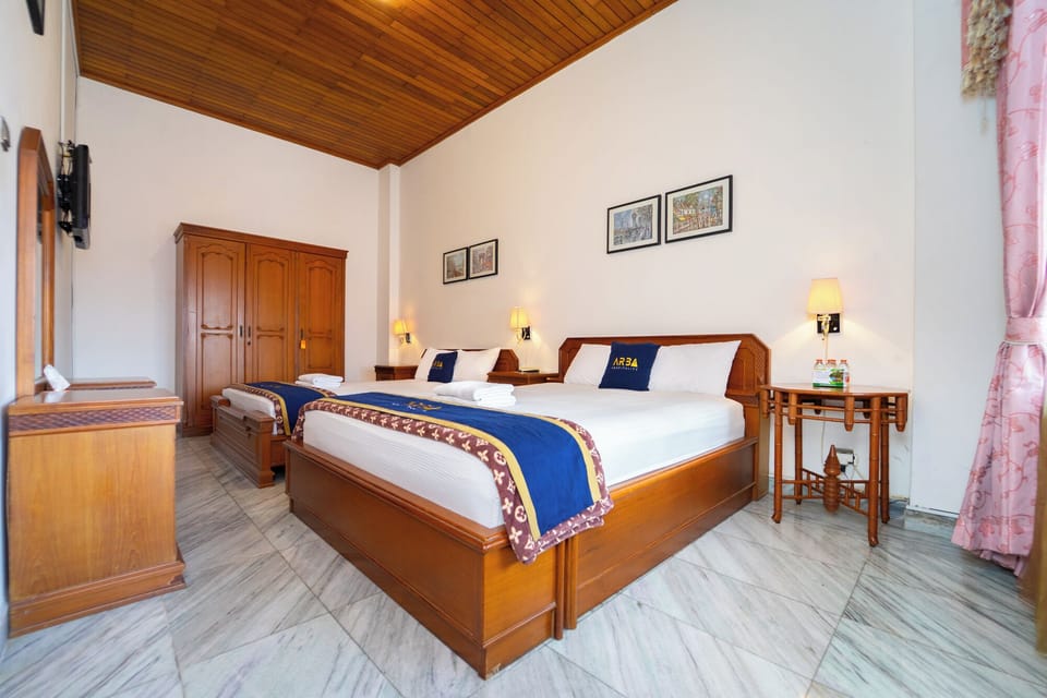 Family Room | Desk, free WiFi