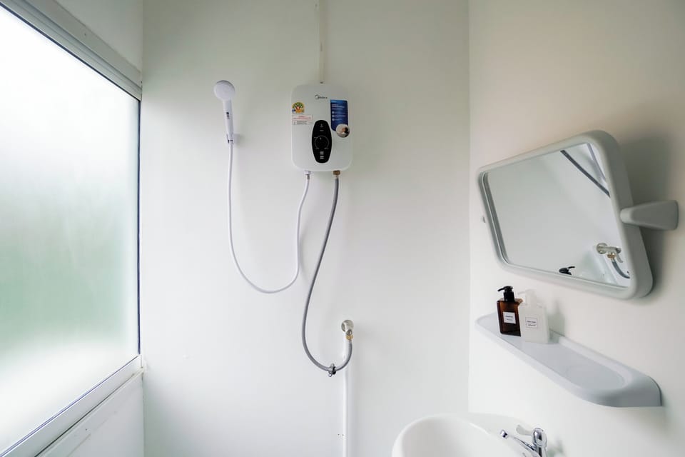 Basic Room, 1 Double Bed, Non Smoking | Bathroom | Shower, towels, soap, shampoo