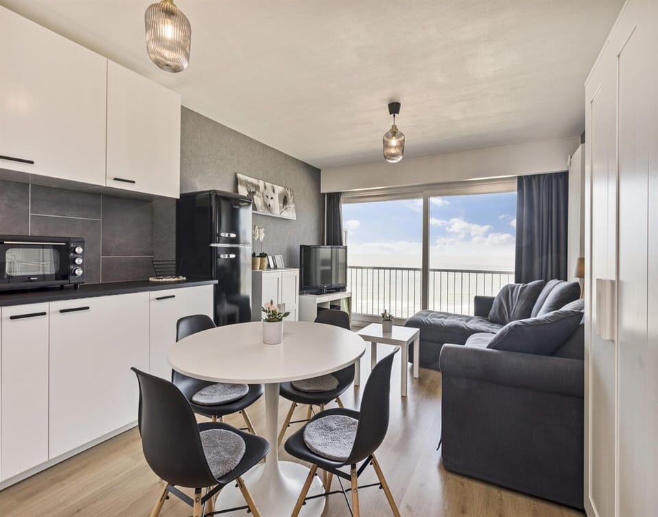 Classic Apartment, 2 Bedrooms | Dining