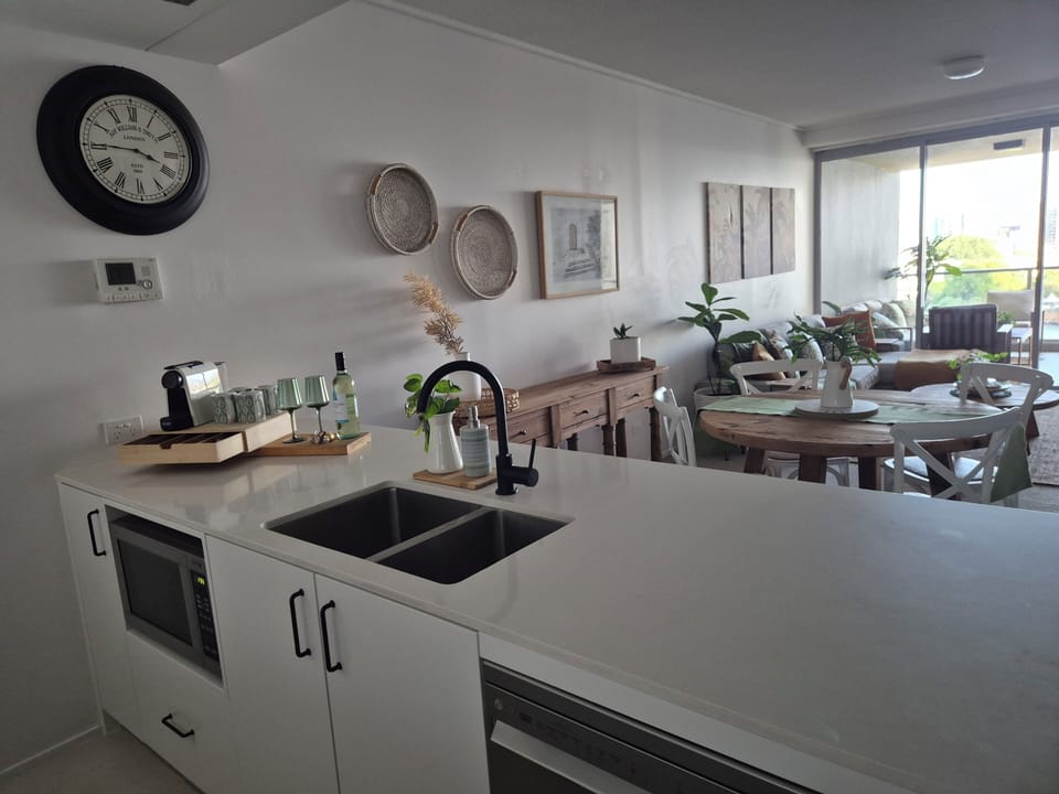 Deluxe Apartment, River View | Private kitchen | Highchair