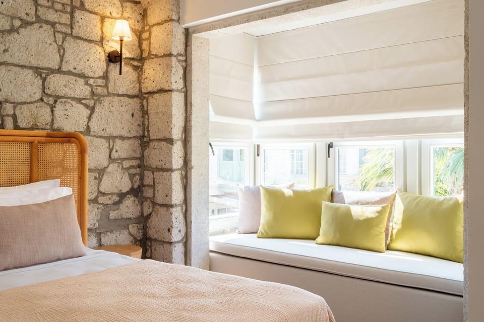 Deluxe Room, Pool View | Premium bedding, minibar, in-room safe, laptop workspace