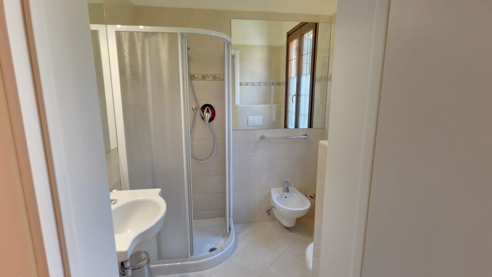 Shower, rainfall showerhead, free toiletries, hair dryer