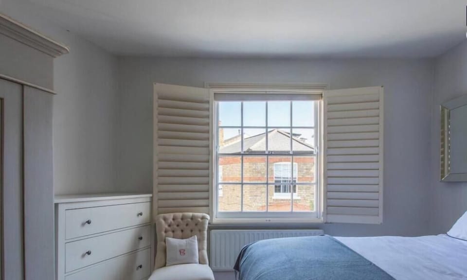 Magenta 3 Bedroom Home by Battersea Park Apartment in London