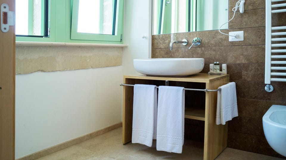Superior Room | Bathroom | Shower, rainfall showerhead, free toiletries, hair dryer